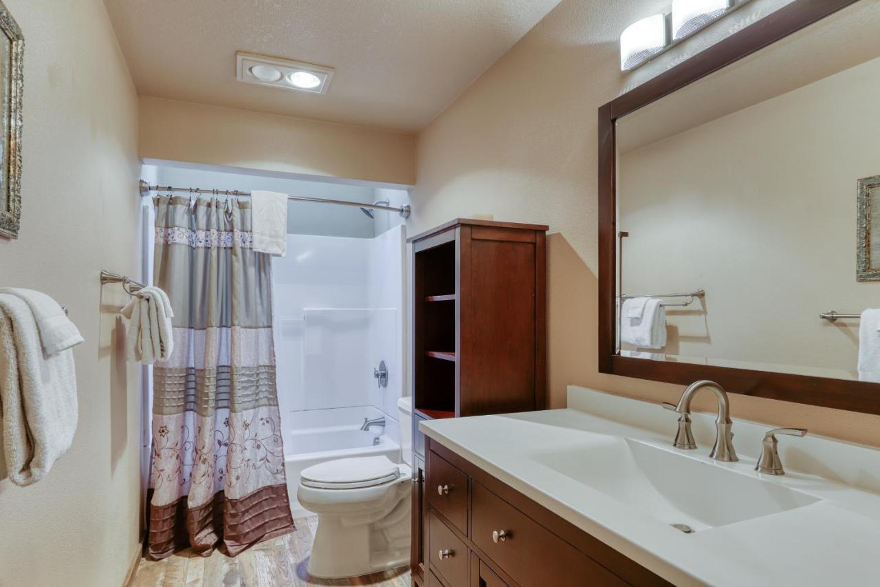 2 Conifer Villa Сънривър Екстериор снимка